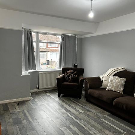 Family Home Near Cribbs Causeway And The Wave, Just 2 Minutes From Airbus And Rolls Royce ブリストル エクステリア 写真