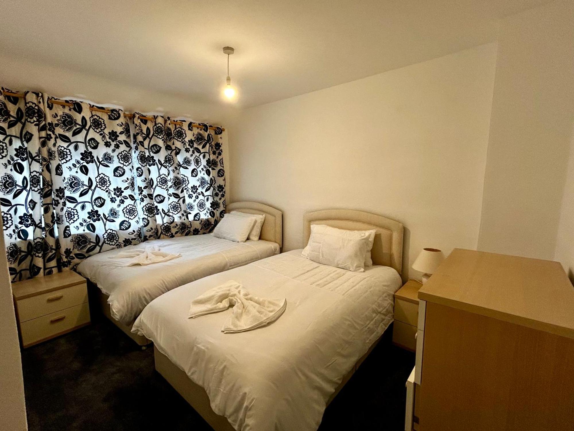 Family Home Near Cribbs Causeway And The Wave, Just 2 Minutes From Airbus And Rolls Royce ブリストル エクステリア 写真