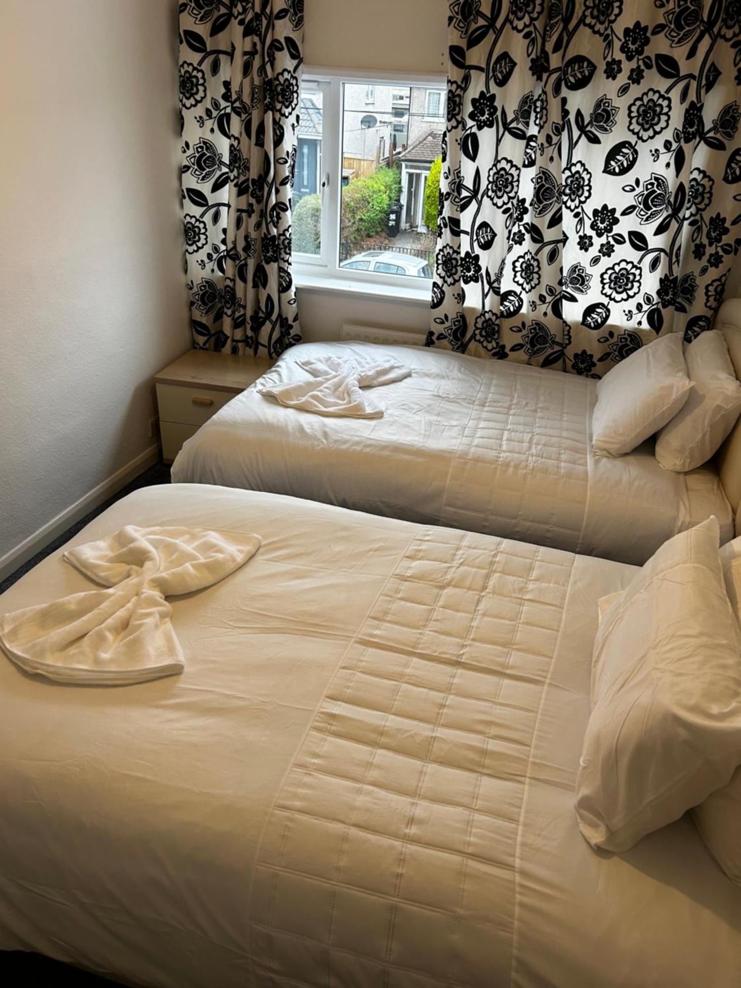 Family Home Near Cribbs Causeway And The Wave, Just 2 Minutes From Airbus And Rolls Royce ブリストル エクステリア 写真